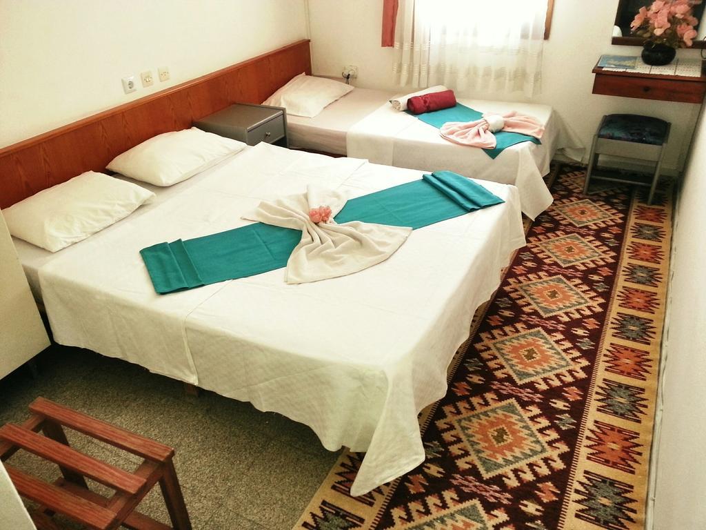Parmis Rooms Çeşme Bilik gambar